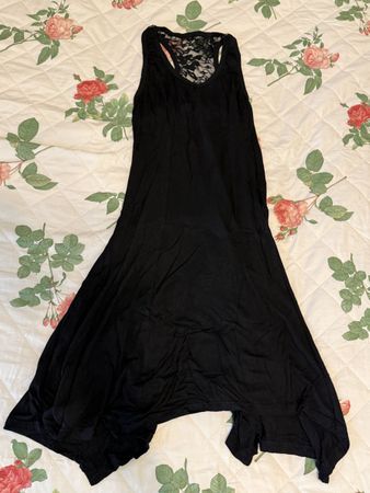 Gothic Kleid mit Spitze und asymmetrischem Saum 🖤🦇