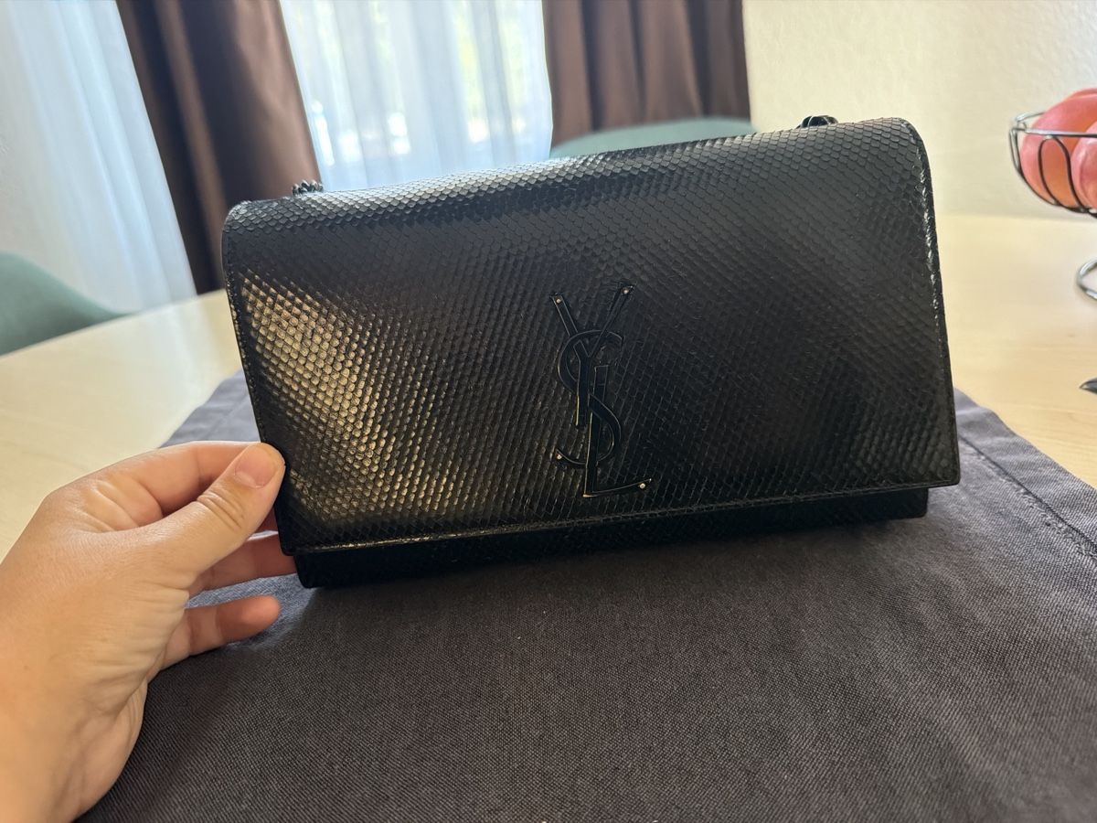 Saint Laurent Taschen für Damen: Saint Laurent Monogram Chain Bag Black Embossed Leather Good – Gebraucht aus Gebenstorf von AA2015