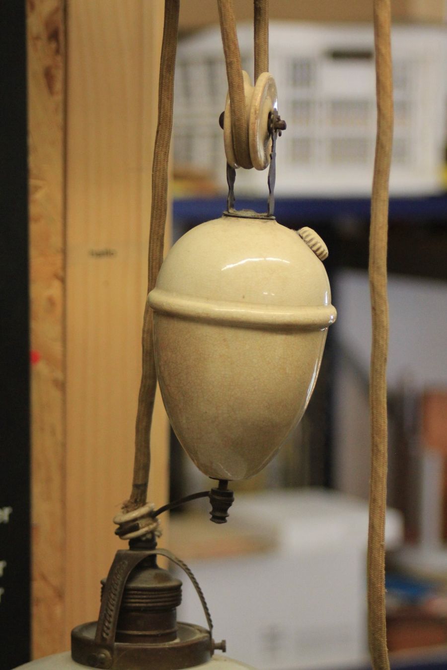 Lampadari & plafoniere: Altes Zugpendelleuchte – Usato da Basel venduto da IRMAundFRED 2