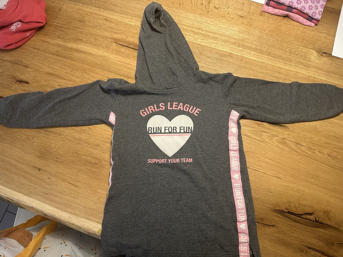 Pullover & Sweatshirts: Hoddie 128 – Gebraucht aus Wettingen von Sternetaenzerin