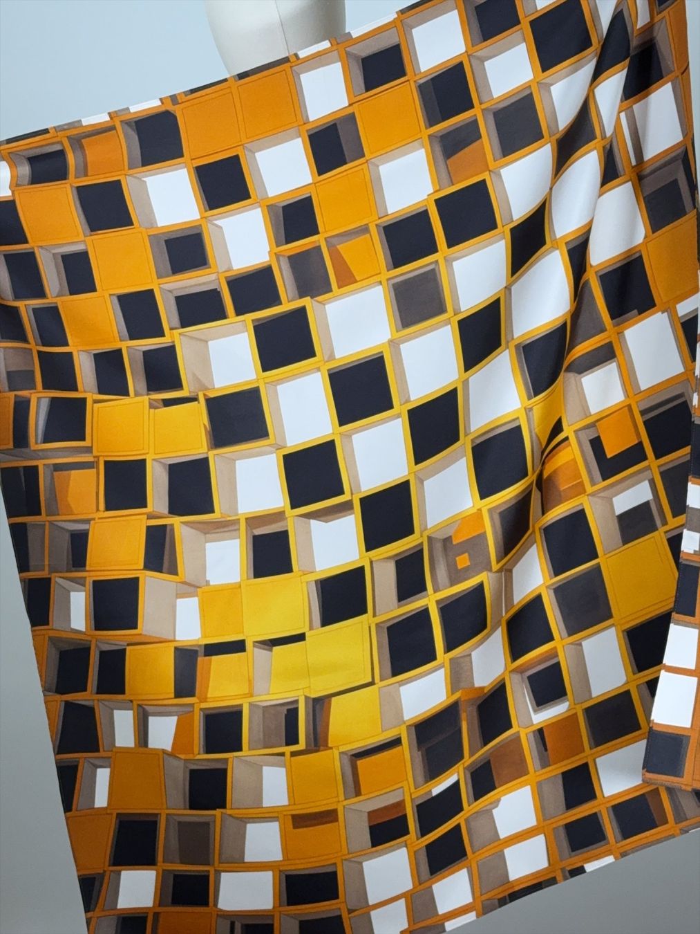 Foulards, Tücher & Schals: Schöner Seidenfoulard "Quadrate" – Neu und originalverpackt aus Dättwil AG von AnDani2.