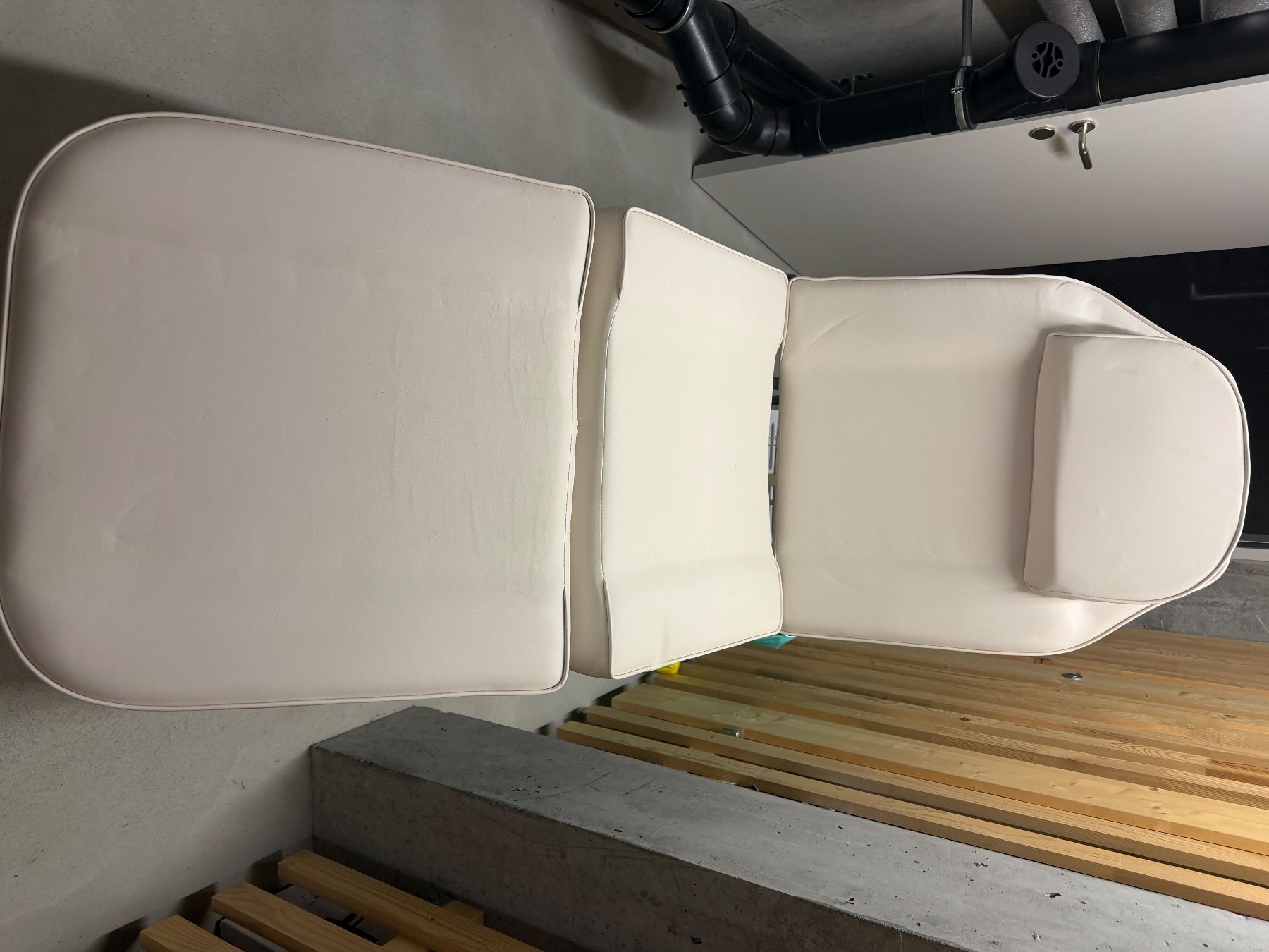 Lettini & sedie per cosmetici: Kosmetikliege Leder weiss – Nuovo (secondo la descrizione) da Winterthur venduto da dri_d8bb 6