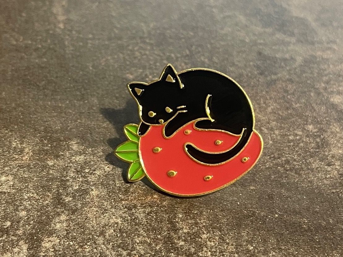 Plaketten & Abzeichen: Cat Strawberry Pin – Gebraucht aus Biel/Bienne von bas_c8yf