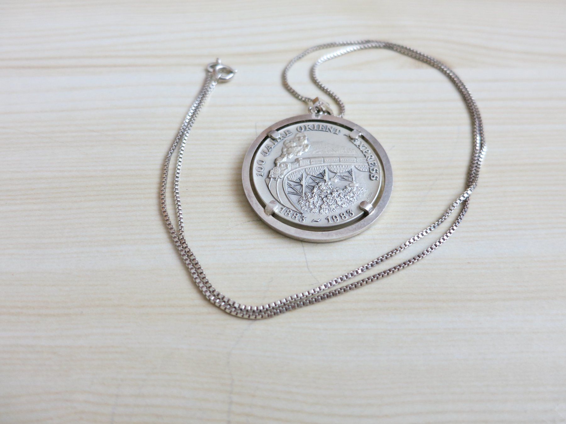Medaglie: SILBERMEDAILLE 100 JAHRE ORIENT-EXPRESS EINGEFASST MIT KETTE – Nuovo (secondo la descrizione) da Windisch venduto da MarcelS01