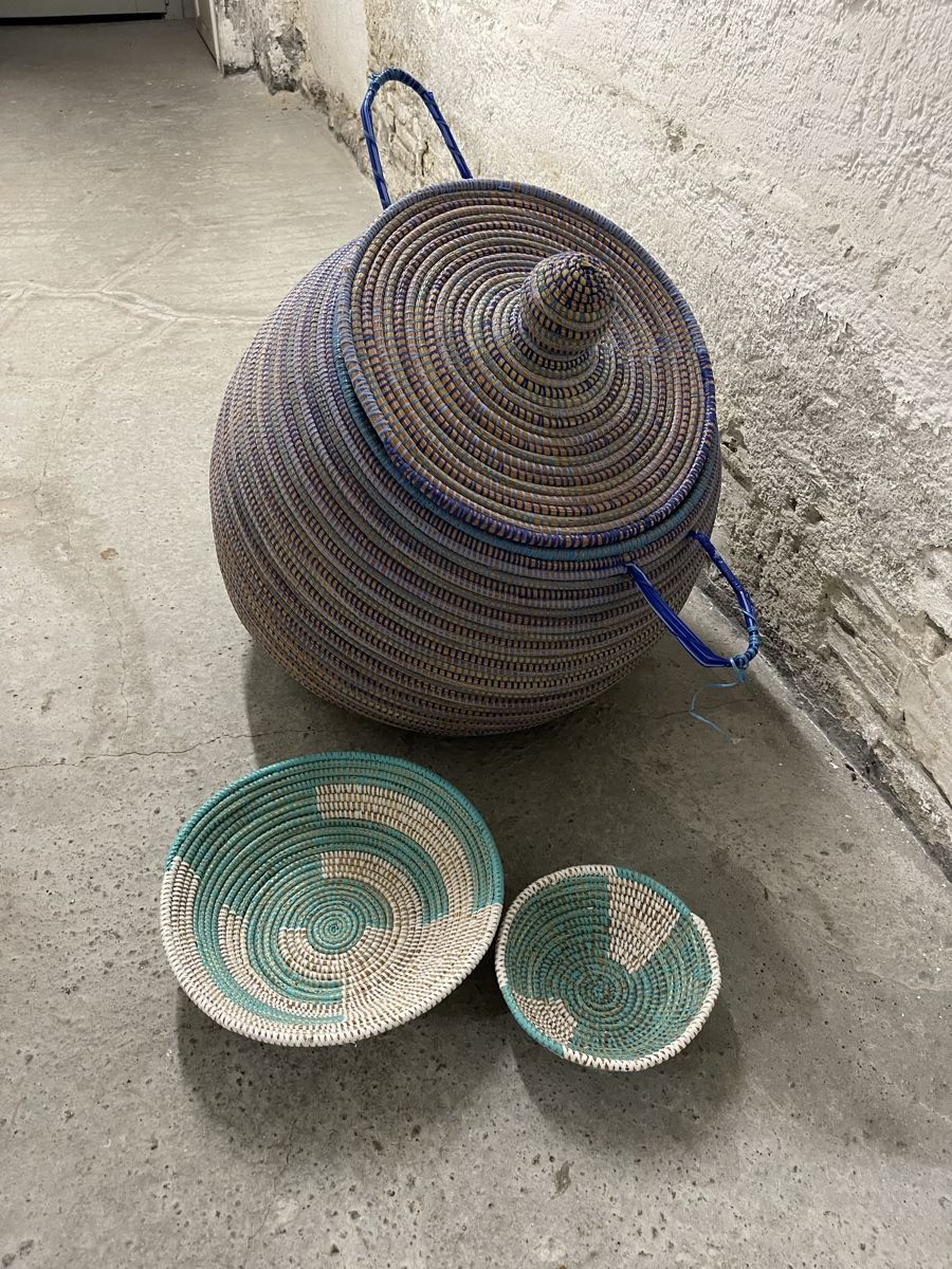 Tutte le decorazioni: Woven Basket with Lid and 2 Wall Plates – Nuovo (secondo la descrizione) da Genève venduto da DEBARR.AS 1