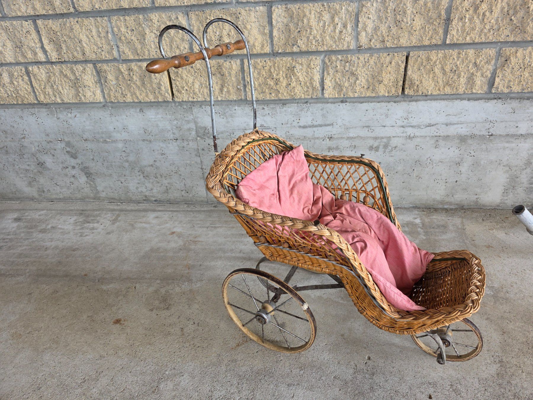 Puppenwagen: antiker Puppen Wagen Kinderwagen – Gebraucht aus Walterswil BE von Lonitti