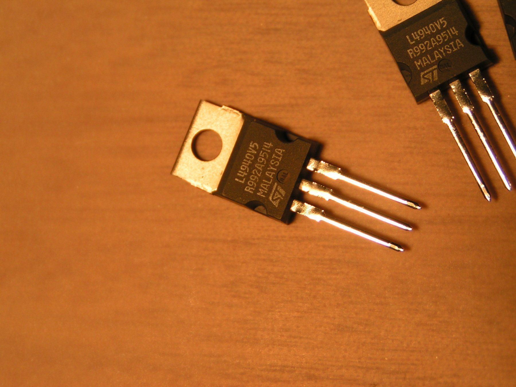 Componenti elettronici: 10 Stk. Linearregler L4940V5 – Nuovo e nell'imballaggio originale da Nussbaumen AG venduto da Muerik 1