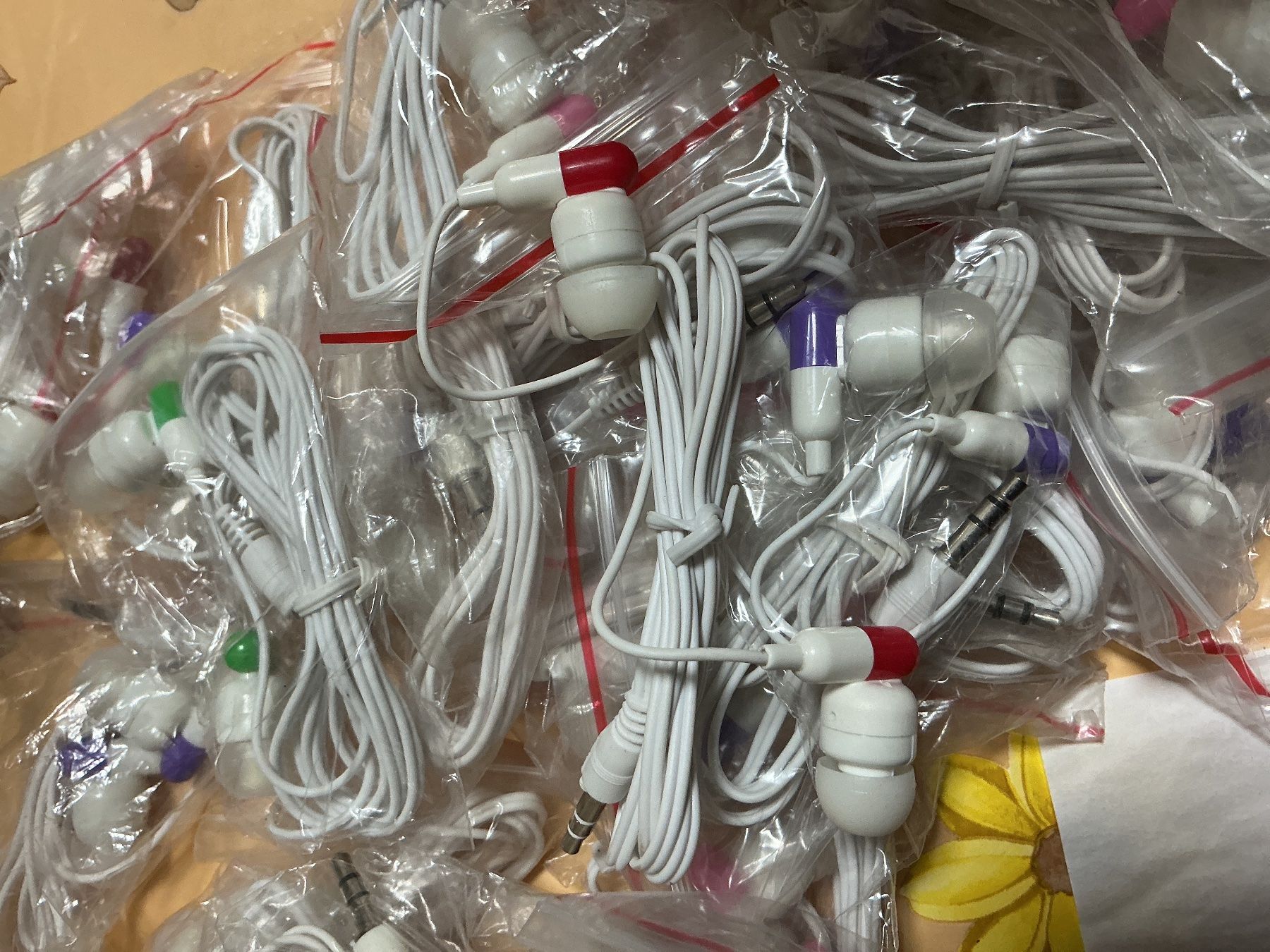 Kopfhörer: Lot de 93 écouteurs gélules – Neu und originalverpackt aus Lausanne von topthai