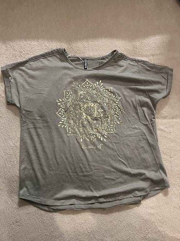 T-shirt: T-Shirts verschiedene Grössen – Usato da Niederhasli venduto da Scharindli 4
