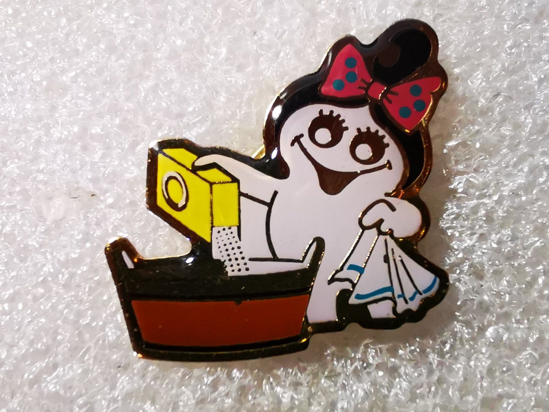 Plaketten & Abzeichen: Ansteckpin 24: Maga Bio – Gebraucht aus Oppligen von Pin-Fall-Shop