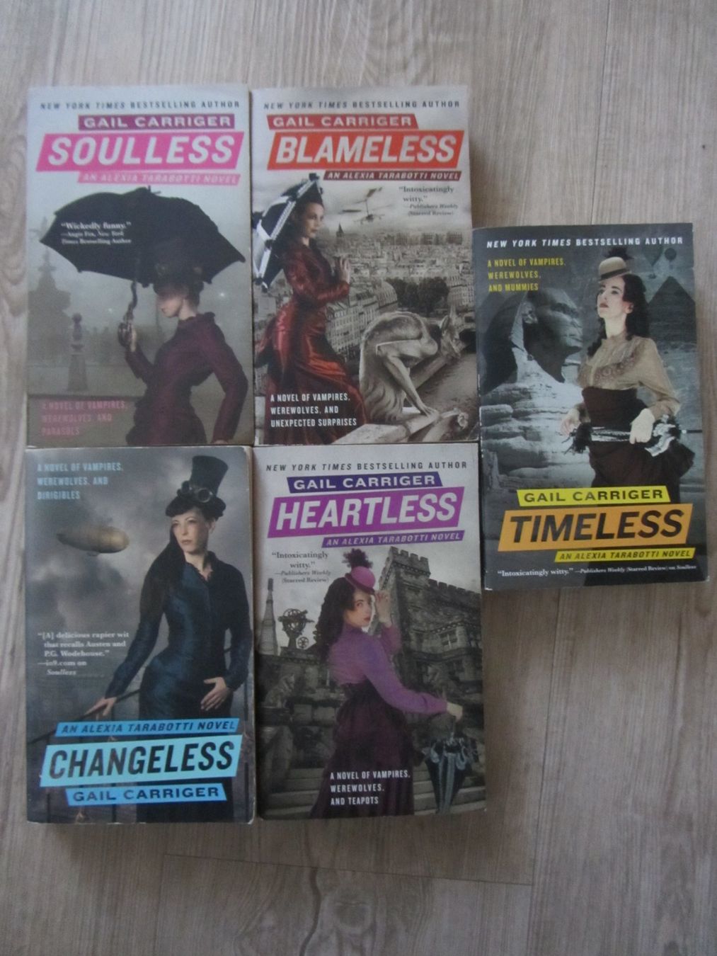 Bücher: 5 Bücher von Gail Carringer in Englisch – Gebraucht aus Malters von moc_z8d9