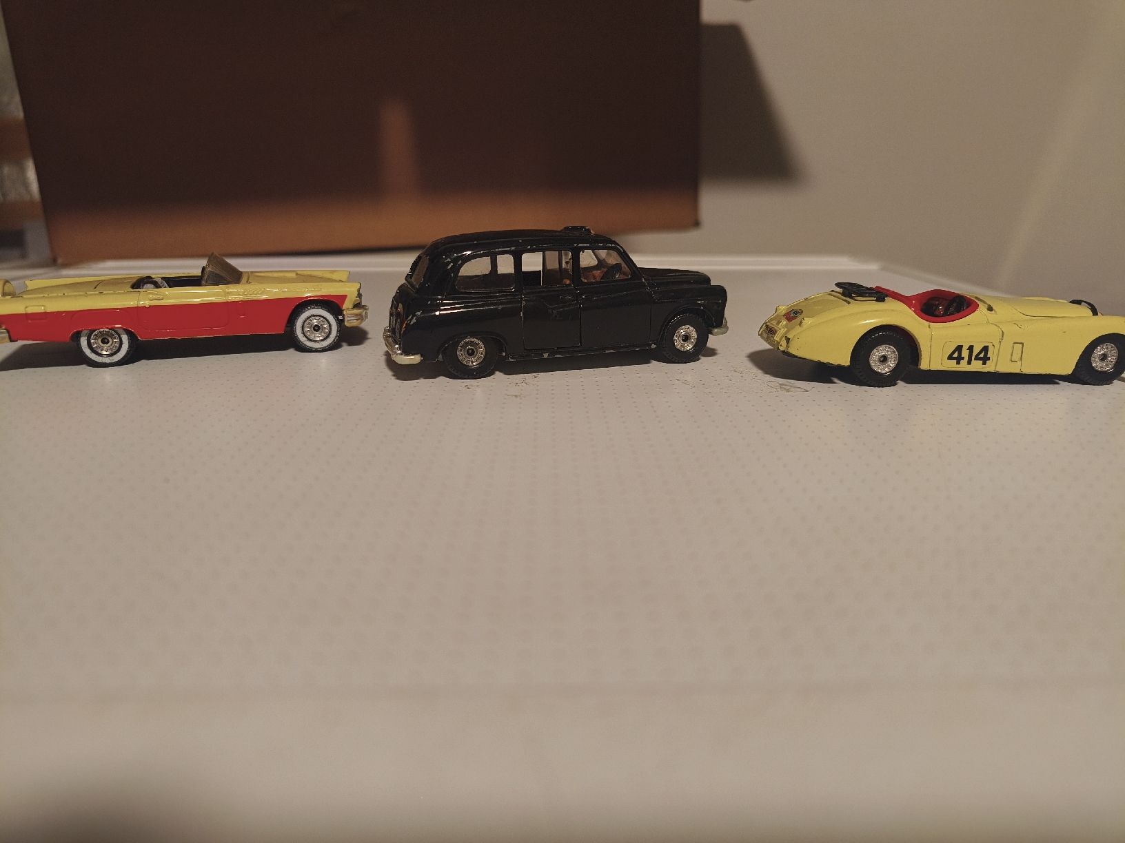 Corgi Toys Modellini d'auto: 3er Set Corgi Oldtimer Modelle Austin Taxi, Ford Thunderbird – Usato da Scherzingen venduto da The-C 3