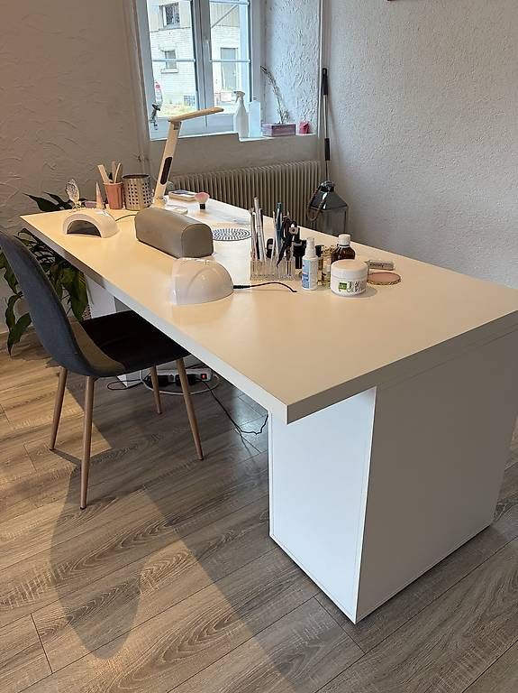 Tables: Professioneller Nageltisch mit integriertem Absauger – D'occasion à Watt par kec_2lym