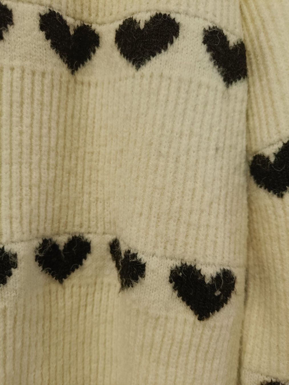 Maglioni & Felpe: Copperose Pullover weiss mit schwarzen Herzen, ca. M – Usato da Zürich venduto da Atelier.Second 3