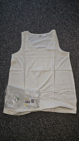 NEUES Trägertop mit Stickerei, crème-weiss Gr. 4446