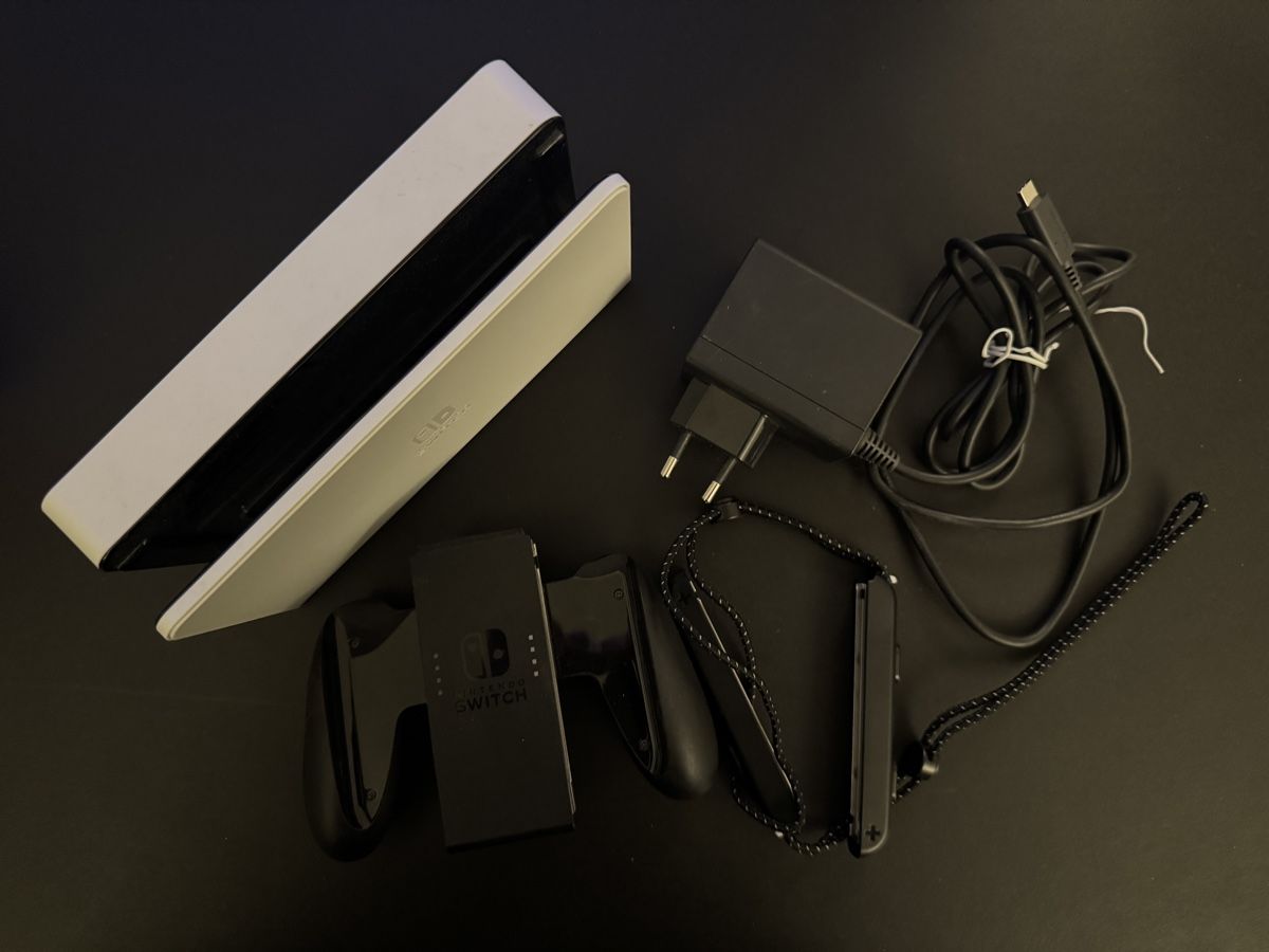 Nintendo Konsolen: Nintendo Switch OLED Modell weiss, gebraucht – Gebraucht aus Zürich von Trimtrab 4