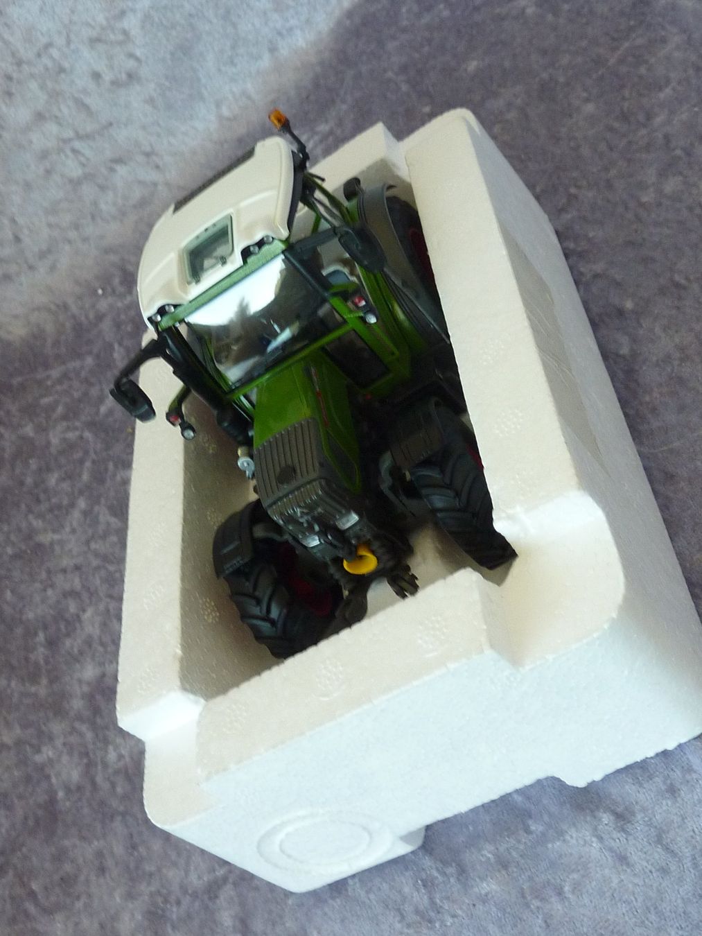 Schuco Modellini d'auto: Traktor Fendt 211 Vario 1:32 – Nuovo (secondo la descrizione) da Dürrenäsch venduto da modellautos4you 2