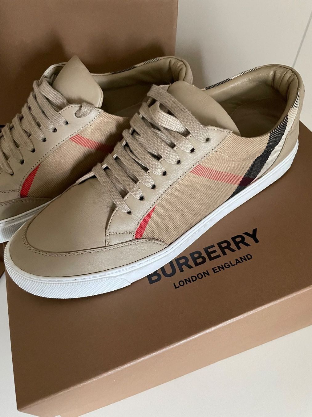 Burberry Scarpe da uomo: Burberry leather sneakers size: 39-40.Perfect condition – Usato da Wollerau venduto da Vinagoni