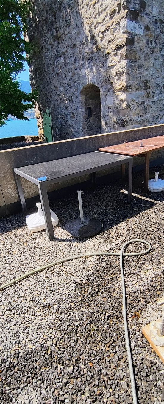 Tische: Gartentisch Anthrazit Glasplatte Alu Gestell gebraucht – Gebraucht aus Stansstad von towerlodge