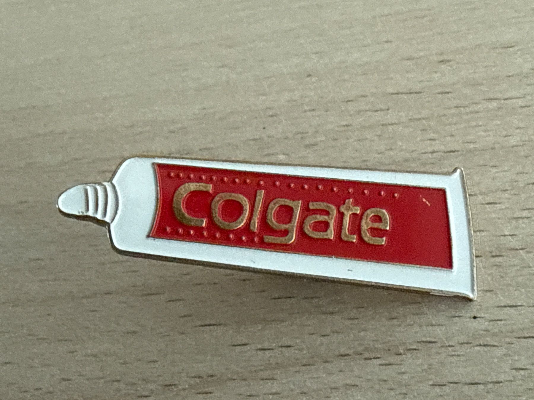 Plaquettes & Badges: Pin Colgate Zahnpasta – D'occasion à Glattbrugg par Schweigmatt