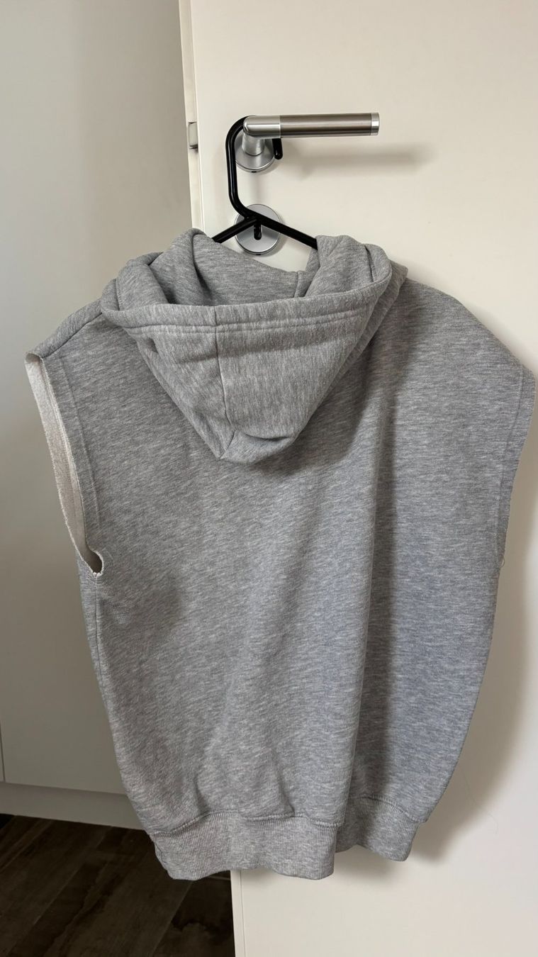 Pull&Bear Maglioni & Felpe: Grauer Pull&Bear Hoodie ohne Arme – Nuovo (secondo la descrizione) da Biel/Bienne venduto da jac_pw5y 2