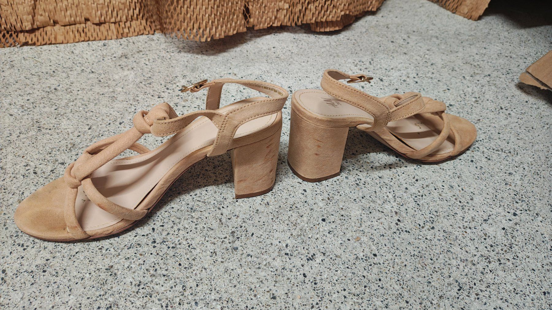 Scarpe da donna: Neutrale Sandalen mit Absatz – Usato da Thalwil venduto da hri_s2bq 1
