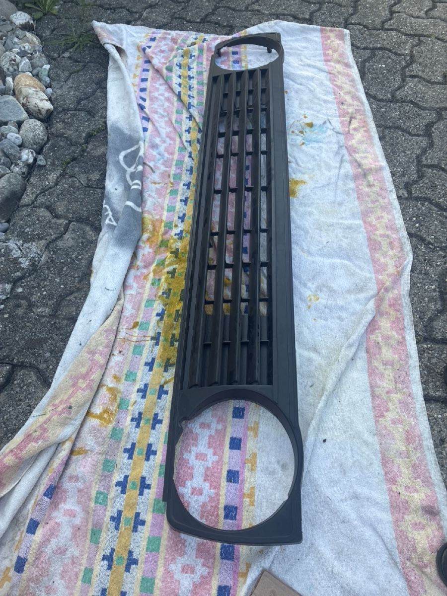 VW Tutti pezzi di ricambio auto: VW Golf 2 Kühlergrill ohne Emblem Tuning – Usato da Felsberg venduto da schwarzin 1