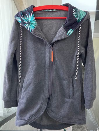 Veste à capuche grise doublée motifs tropicaux, état neuf