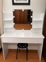 Tavolo da trucco bianco con specchio e luci