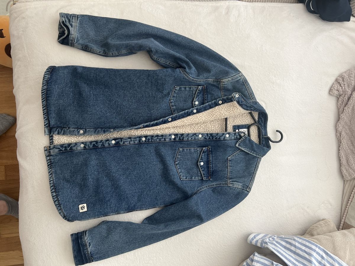 Zara Jacken: Übergangs Jeansjacke Zara mit Teddyfutter, Grösse M – Neu (gemäss Beschreibung) aus Lenzburg von jul_kk8x 1