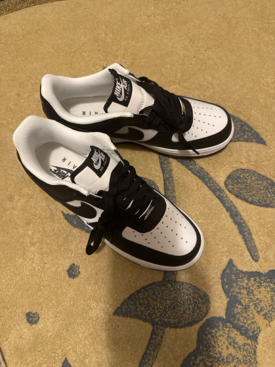 Herrenschuhe: Nike Air Force 1, Taille 41, Comme Neuves, Noires/Blanches – Neu und originalverpackt aus Fribourg von far_p8f5 2