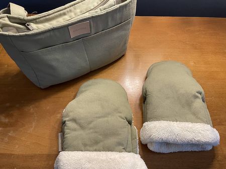 Nobodinoz Kinderwagen Handschuhe und Tasche, grün