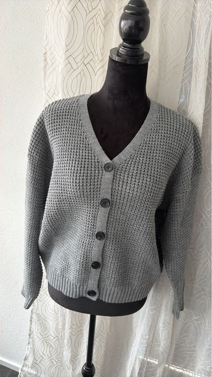 Vestes: Tolle graue Strickjacke mit Knöpfen – Neuf (Voir description) à Muri AG par ReBoutique