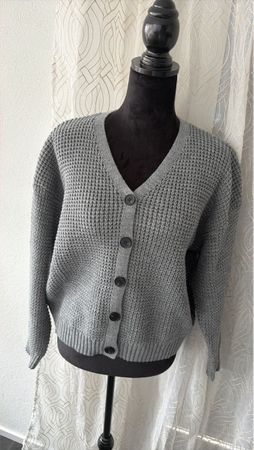 Tolle graue Strickjacke mit Knöpfen