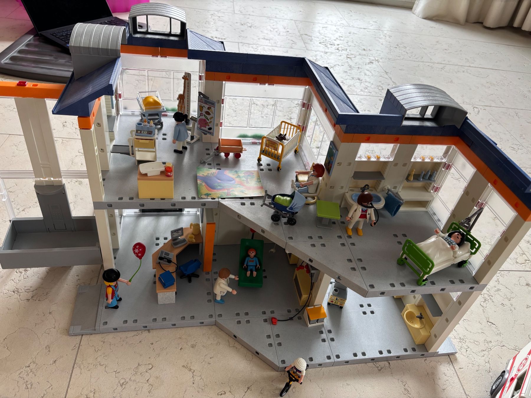 Playmobil Jouets: Grosses Krankenhaus mit Einrichtung – D'occasion à Bäretswil par san_mmm2 2