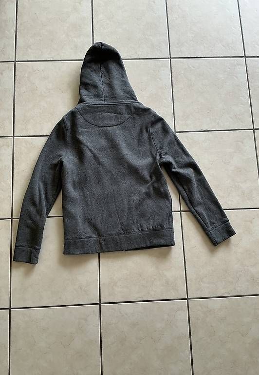C&A Pulls & Sweat-shirts: graues Jäckchen jäggli Grösse M – D'occasion à Zimmerwald par wuff81 1