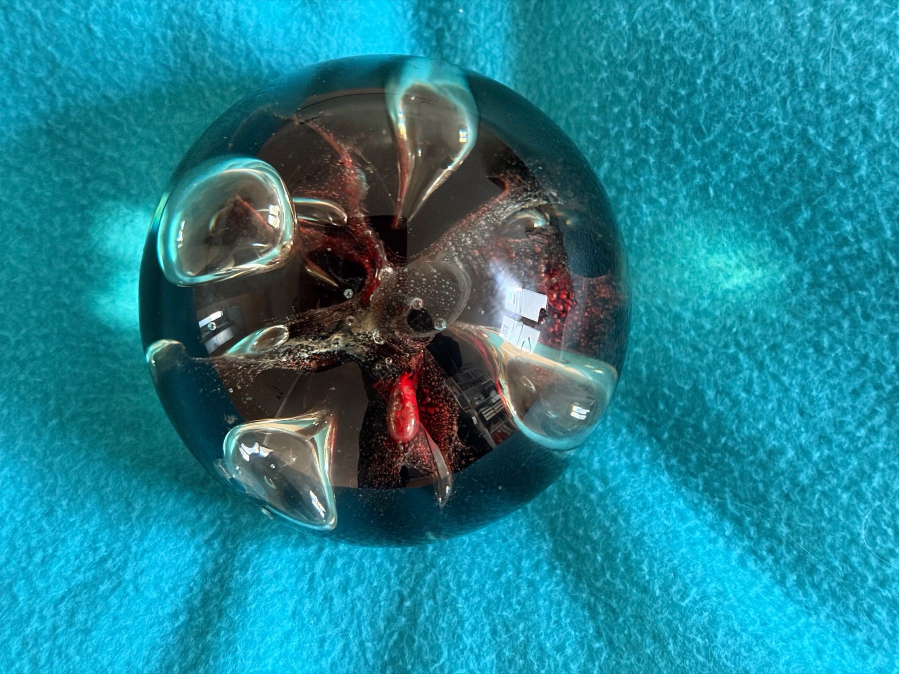 Bicchieri: Vintage Glas Briefbeschwerer, rot-schwarz, silbern – Usato da Zürich venduto da Fortunalis