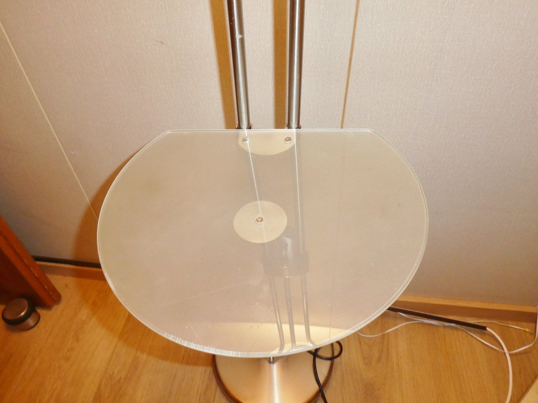 Lampade: Stehlampe mit Glastisch – Usato da Siebnen venduto da Ra-la-ra-ol 3