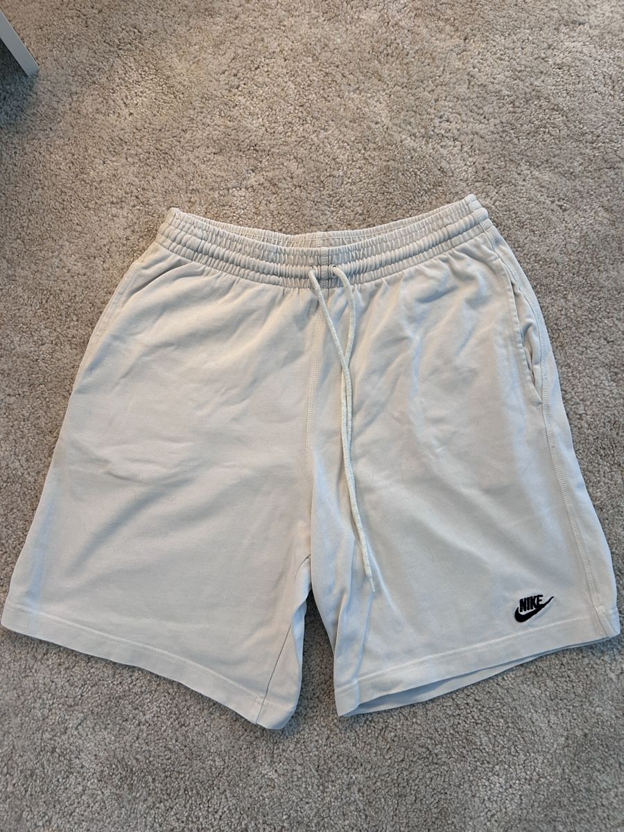 Nike Pantaloni: Shorts Nike  – Usato da Arzier-Le Muids venduto da adr_s9sx