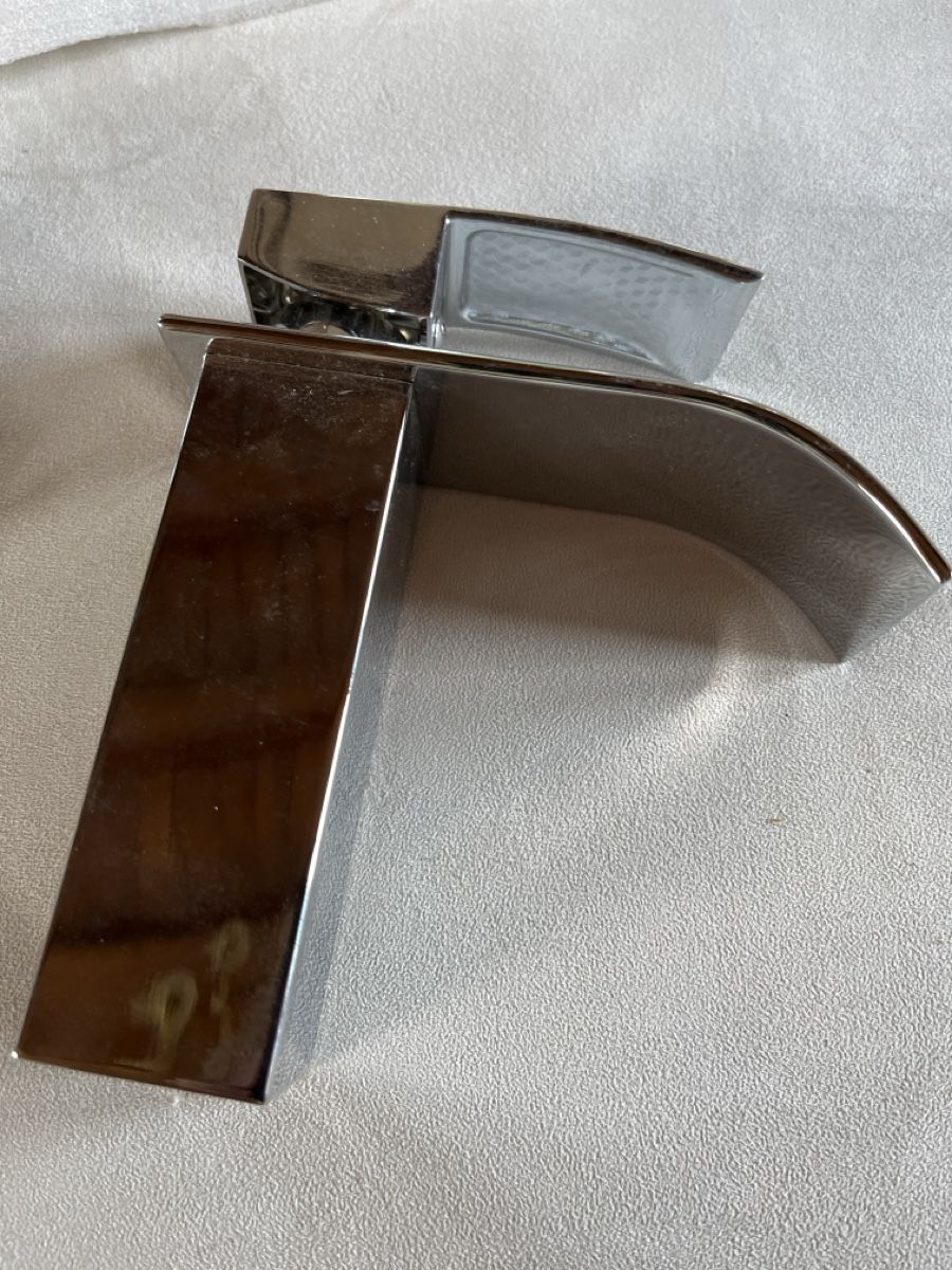 Rubinetteria: Modern chrome basin mixer faucet new condition – Nuovo (secondo la descrizione) da Colombier NE venduto da andpsykz3 1