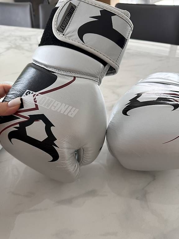 Guanti & manicotti: Gants de boxe  – Usato da Bulle venduto da Preteni 1