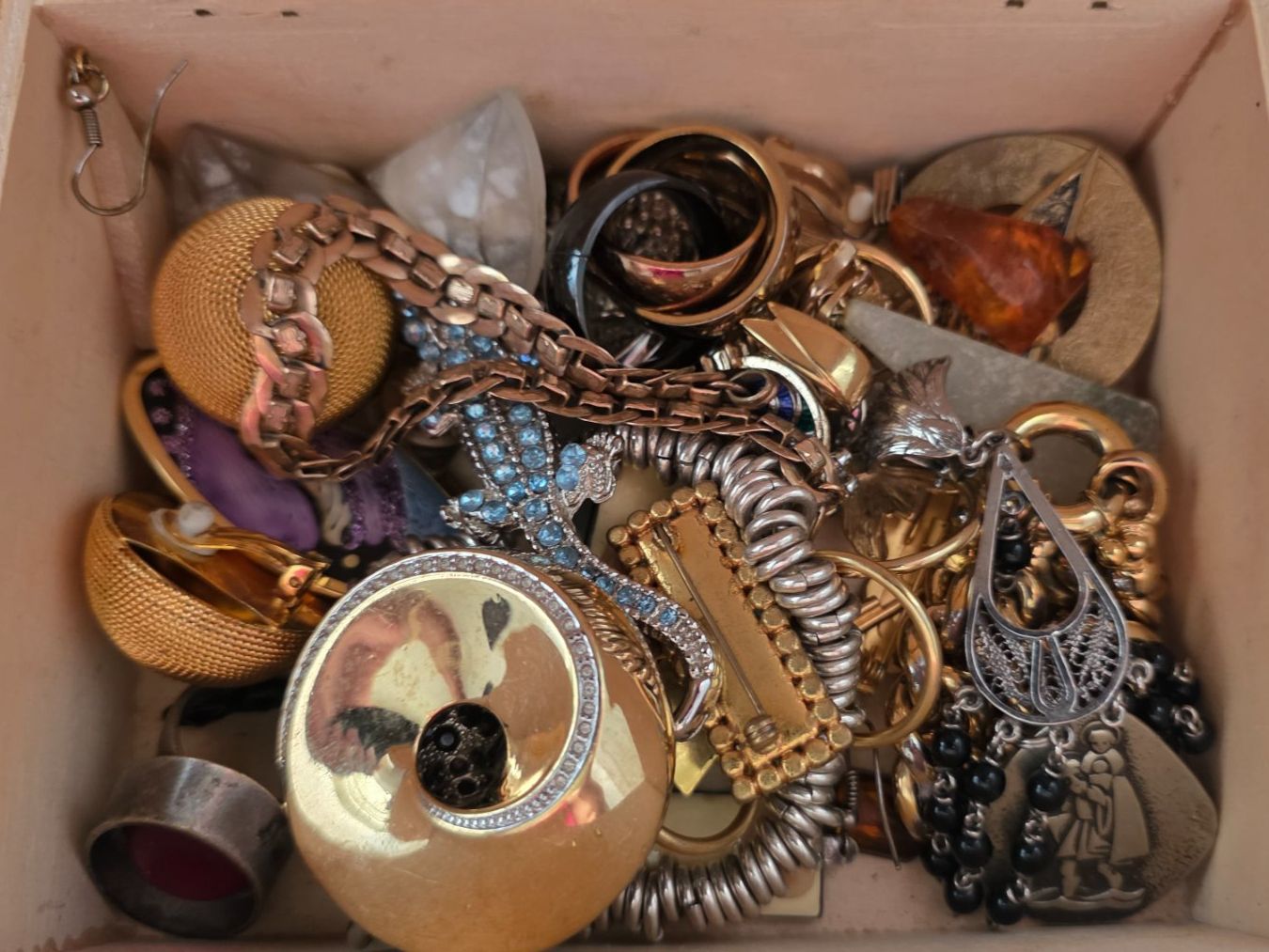 Altri gioielli: Holzschatulle mit Modeschmuck Konvolut – Usato da Wittenbach venduto da rose_rosi 3