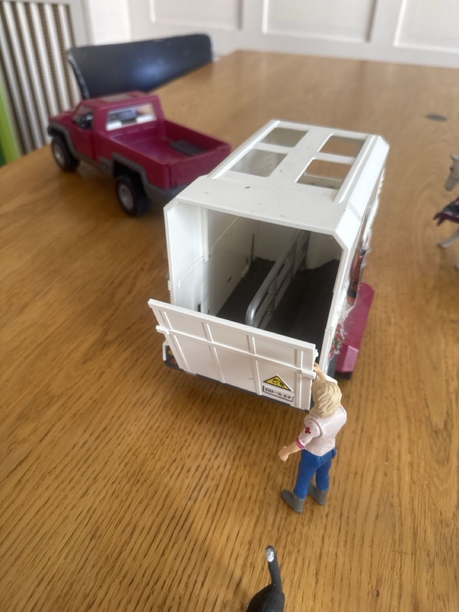 Schleich Giocattoli: Schleich Pferdeanhänger mit Auto und Figuren – Usato da Zuerich venduto da Rufab 5
