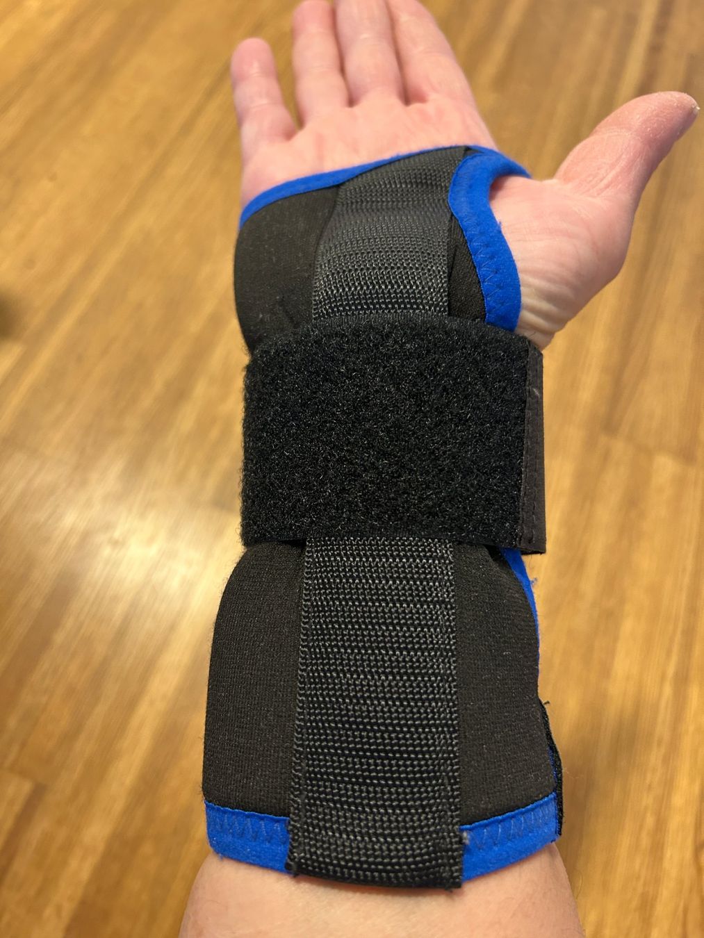 Guanti & manicotti: Stützender Handgelenk-Handschuh "DeRoyal" (Gr M) – Usato da Küsnacht ZH venduto da filo_fila8700