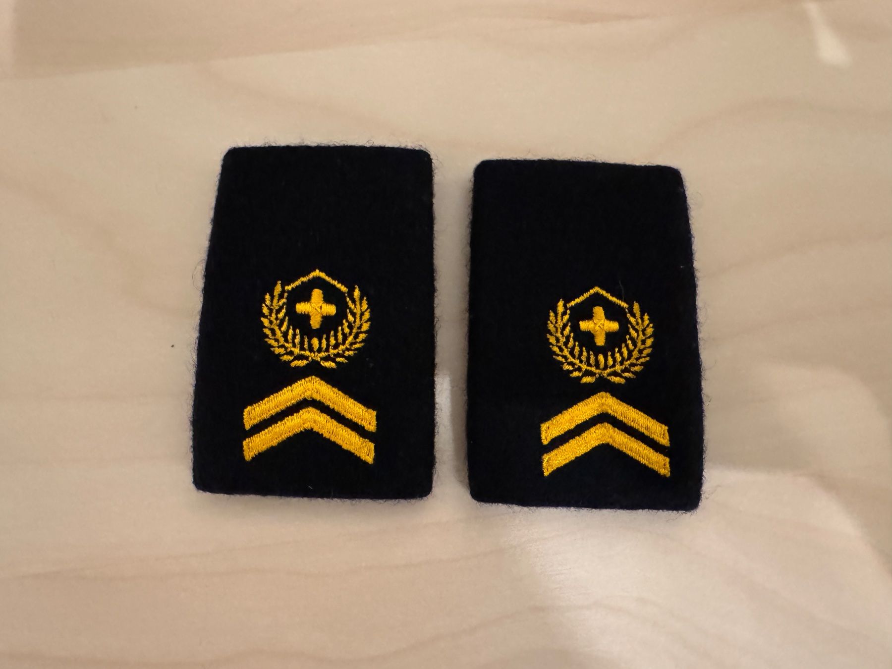 Schweizer Armee Uniformi: Schulterpatten Feldweibel – Usato da Riehen venduto da Oberloescher