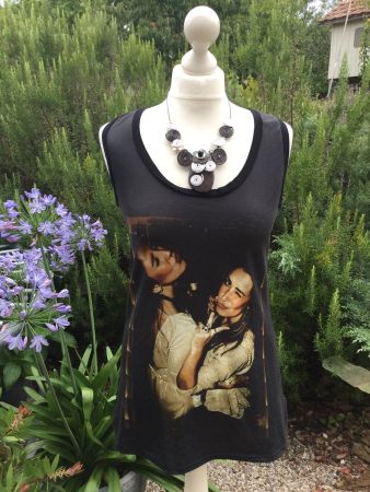 Top noir avec motif marque SPOT