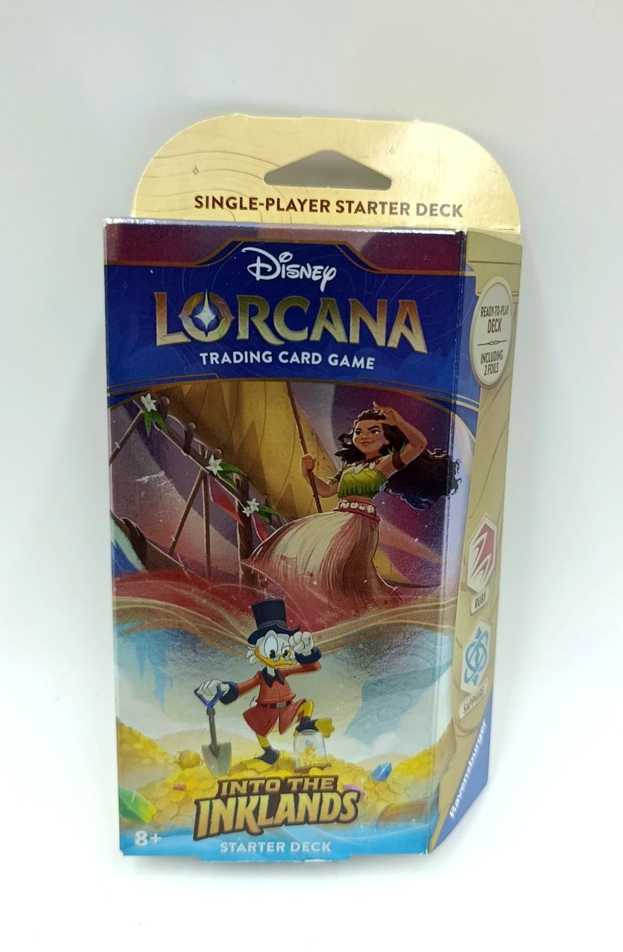 Disney Carte collezionabili: Lorcana Into the Lands Starter Deck, neu, englisch – Nuovo e nell'imballaggio originale da Wil SG venduto da Donaldus
