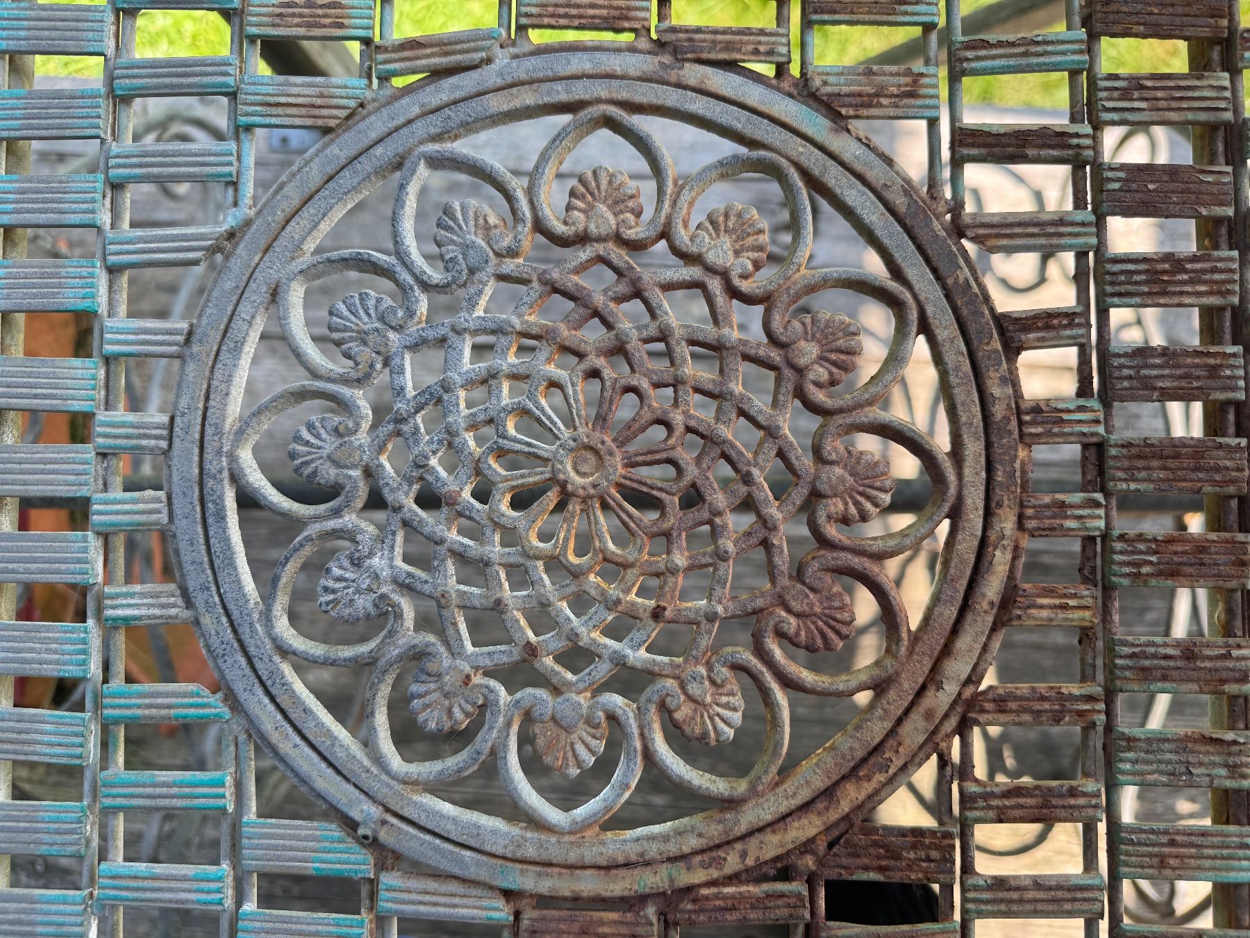 Set di tavolo e panche: Gartentisch aus Eisen mit passenden 4 Stühlen – Usato da Schwellbrunn venduto da Magdalena888 5
