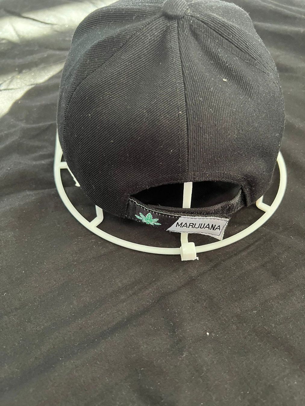 Autres vêtements & accessoires: Marijuana Cap schwarz – Neuf (Voir description) à Lupfig par Pluribus 1