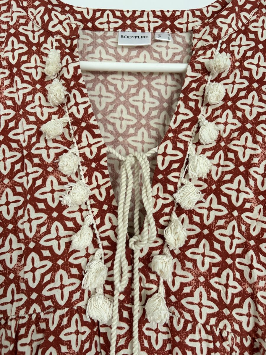 Robes: Gemustertes Kleid mit Zöttelis, Grösse 38 – D'occasion à Zürich par krisiquak12 2
